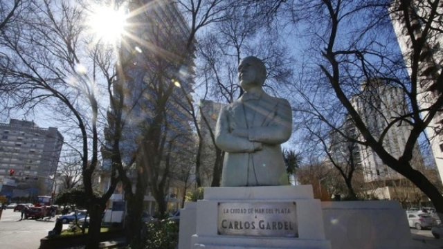 Soraya Ruth, presidenta de la sociedad de admiradores de Carlos Gardel, vive en Mar Del Plata y hoy nos cuenta la labor de esa agrupación a lo largo de su historia. Fundación Carlos Gardel